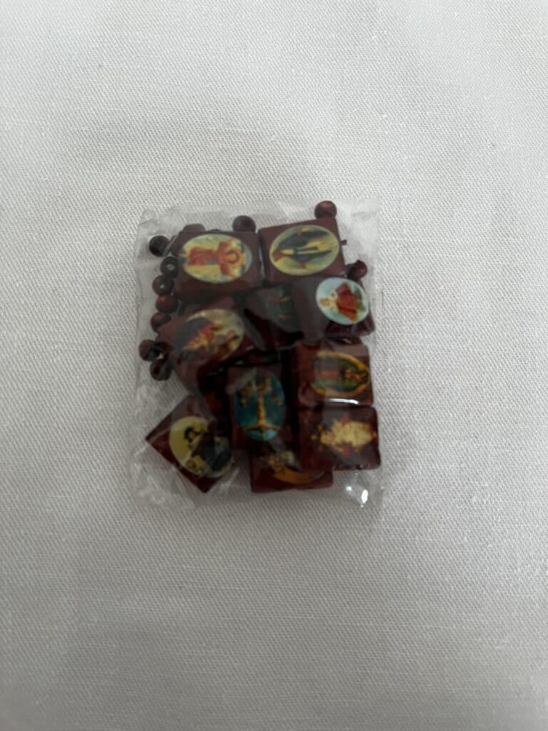 Armbånd med religiøse ikoner